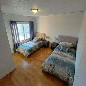 Een strijkplank/strijkijzer, wifi, beddengoed