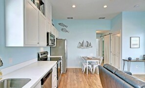 Fridge, microwave, oven, stovetop - Shared Pool, Golf Cart Access, Pet Friendly (Port Aransas)