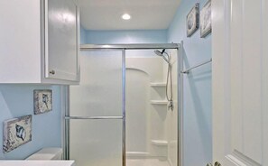 Douche, serviettes fournies