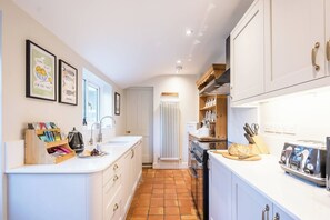 Kjøleskap, mikrobølgeovn, ovn og oppvaskmaskin