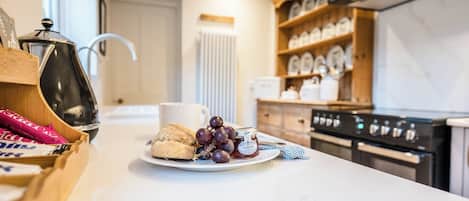 Kjøleskap, mikrobølgeovn, ovn og oppvaskmaskin