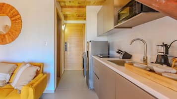 Superior Apartment, Balcony, City View | Private kitchen
