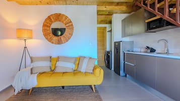 Superior-Apartment, Balkon, Stadtblick | Wohnbereich