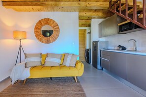 Apartamento superior, balcón, vistas a la ciudad | Zona de estar