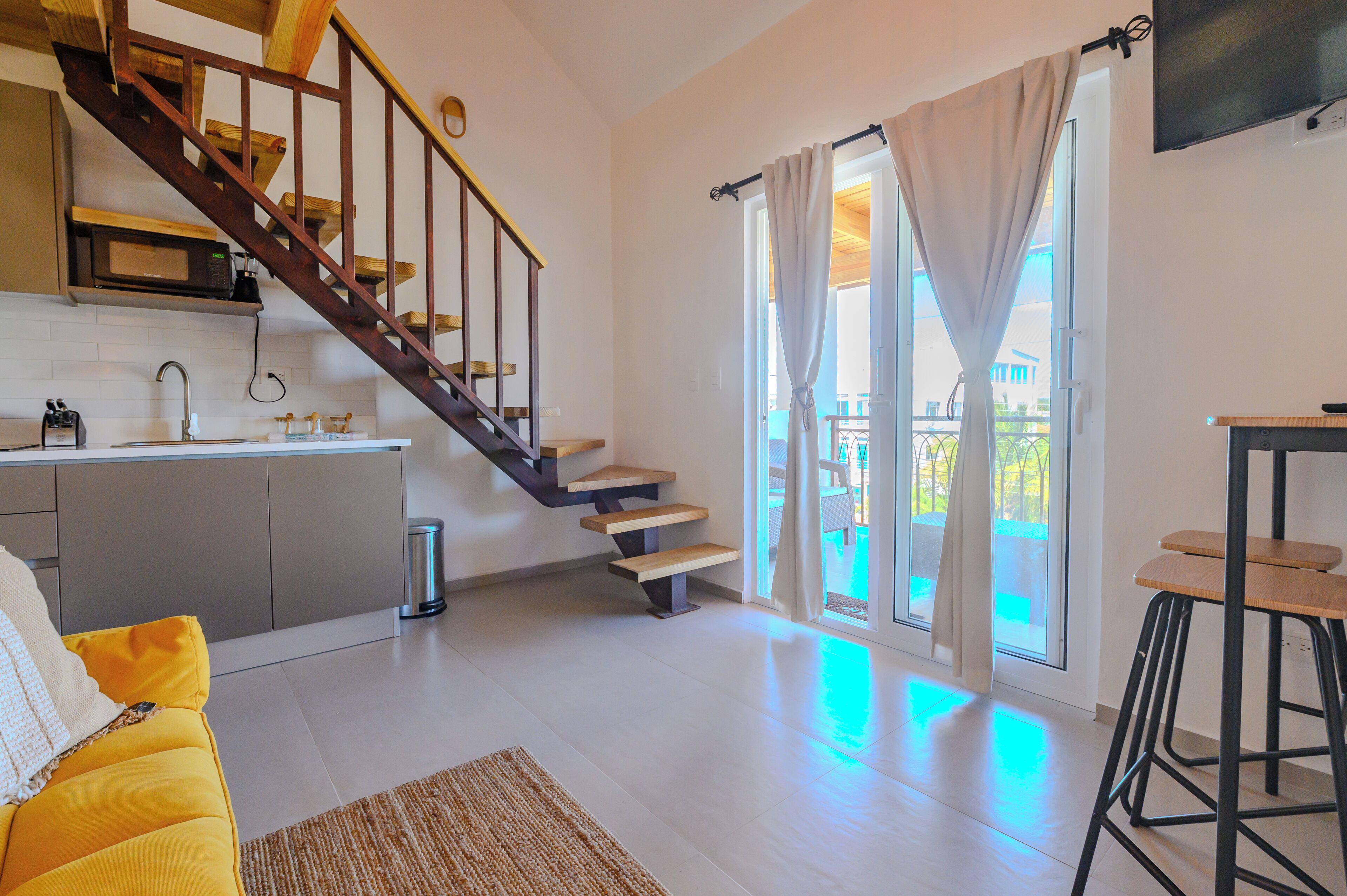 Apartamento superior, balcón, vistas a la ciudad | Zona de estar