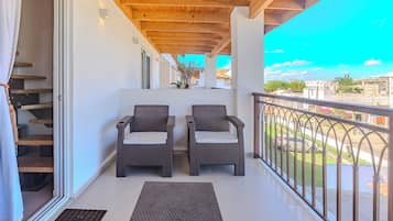 Appartement Supérieur, balcon, vue ville | Terrasse/Patio