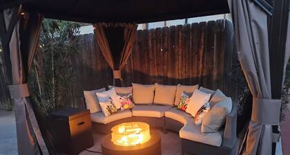 Bright Private Studio with Great Outdoor Space - Walk to UofA - No Cleaning Fee