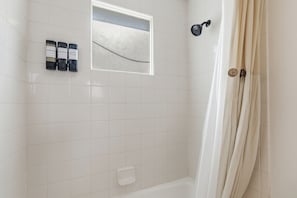 Sèche-cheveux, serviettes fournies, savon, papier toilette