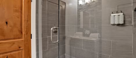 Een douche, handdoeken