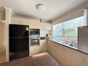 Microondas, horno, placa de cocina y lavavajillas