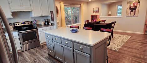 Kjøleskap, mikrobølgeovn, ovn og kokeplater