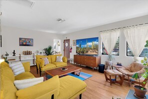 Smart TV - Spanish Bungalow Near Downtown- U of A (Tucson)