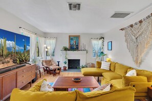 Smart TV - Spanish Bungalow Near Downtown- U of A (Tucson)