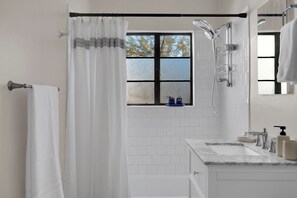 Haartrockner, Bidet, Handtücher, Seife