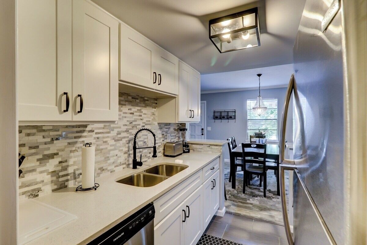 Réfrigérateur, micro-ondes, cafetière/bouilloire, grille-pain