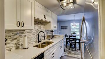 Réfrigérateur, micro-ondes, cafetière/bouilloire, grille-pain