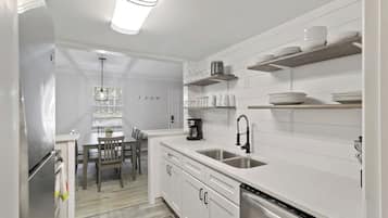 Kjøleskap, mikrobølgeovn, kaffetrakter/tekoker og brødrister