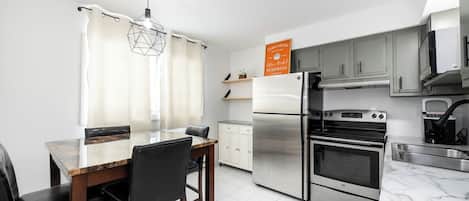 Een koelkast, een microgolfoven, een koffiezetapparaat/waterkoker