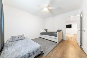 Iron/ironing board, travel crib, WiFi, bed sheets - Soak in Luxury | Chic Modern Bathtub Retreat (Sandwich)