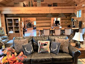 Smart TV, fireplace, ping pong, offices - EV Charger CHK IN/OUT 1PM Incredible Log Home in Gated Torreon with Hot tub (Show Low)