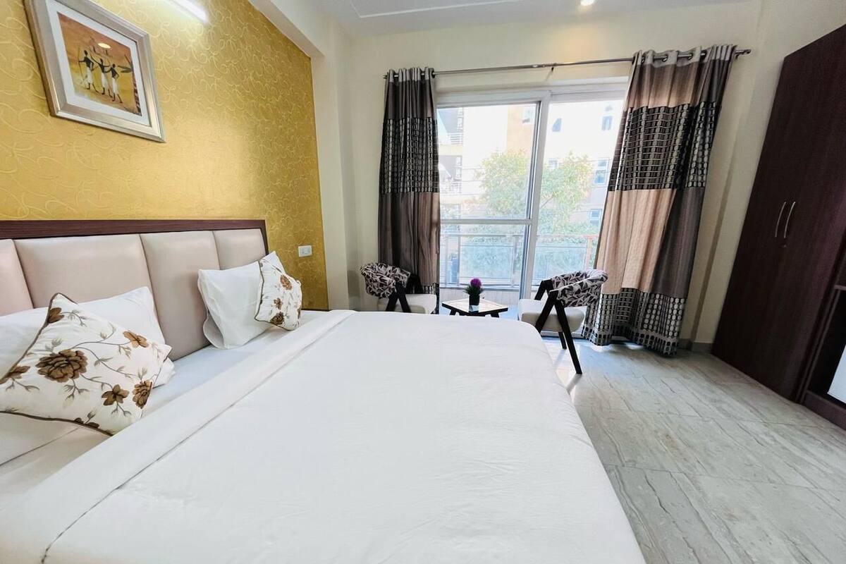 Superior tweepersoonskamer, balkon | Een kluis op de kamer, geluiddichte muren, een strijkplank/strijkijzer