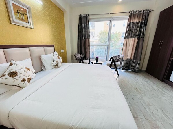 Superior tweepersoonskamer, balkon | Een kluis op de kamer, geluiddichte muren, een strijkplank/strijkijzer