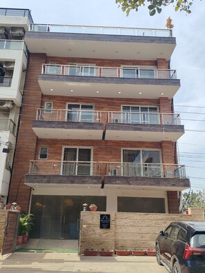 Een kluis op de kamer, geluiddichte muren, een strijkplank/strijkijzer