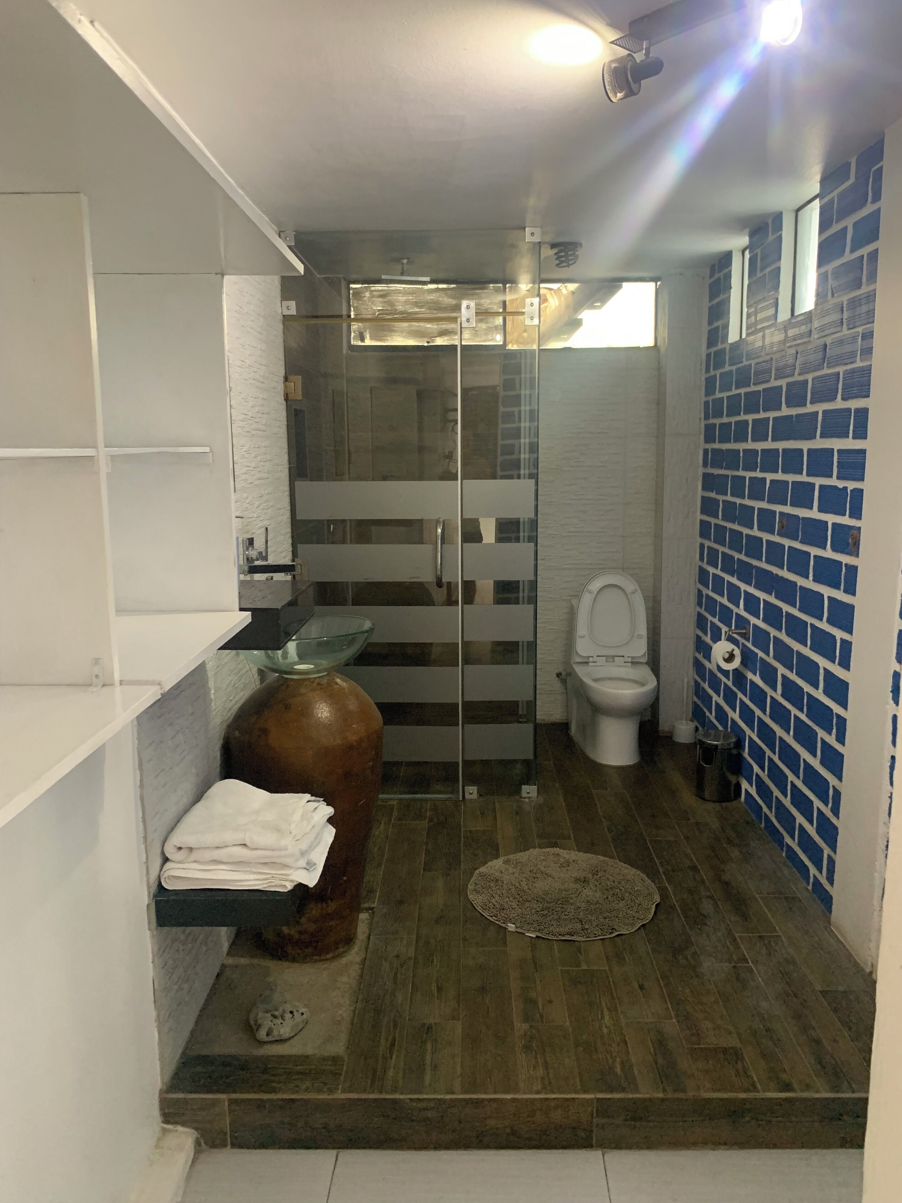 Serviettes fournies, papier toilette