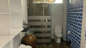 Serviettes fournies, papier toilette