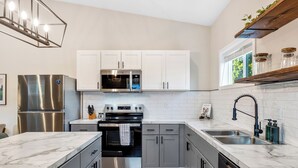 Private kitchen - The Evergreen Escape - Spacious 1 bed Unit (Kennewick)