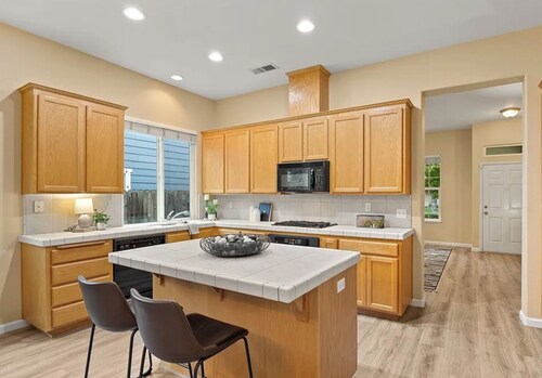 Bright + Comfortable 3BR Family Retreat by Degarmo Park