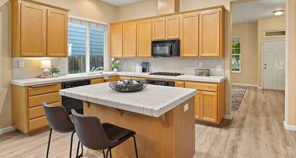 Bright + Comfortable 3BR Family Retreat by Degarmo Park