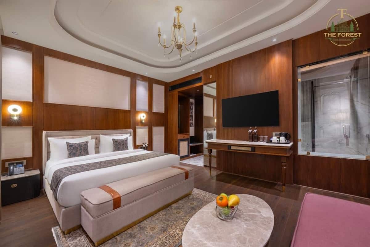 Premium Room, Mountain View | Desk, free WiFi