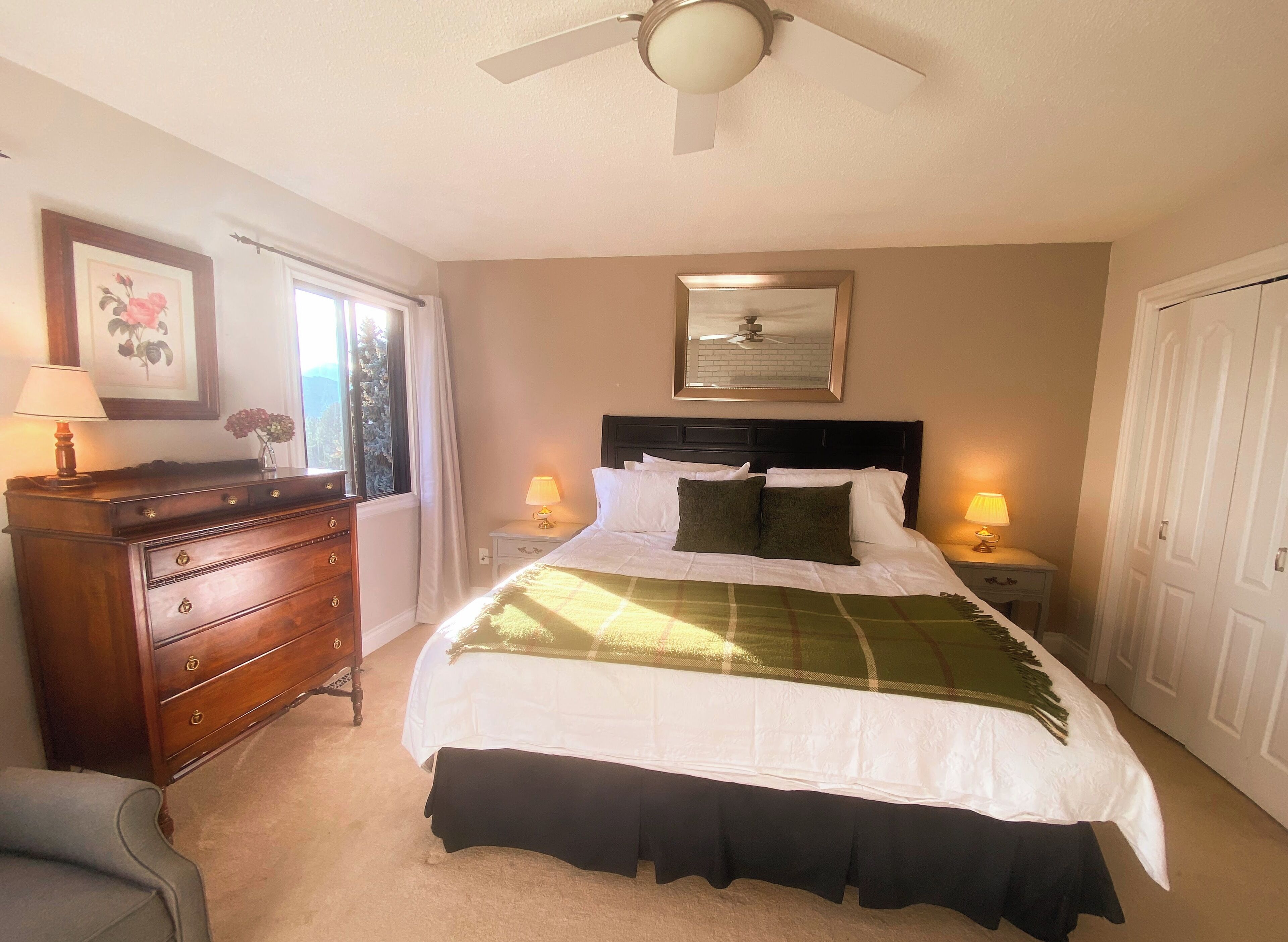 Comfort Room, Valley View | Iron/ironing board, free WiFi