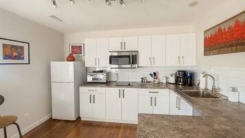 Deluxe Suite, Patio | Iron/ironing board, free WiFi