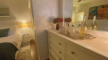 Deluxe Suite, Patio | Iron/ironing board, free WiFi