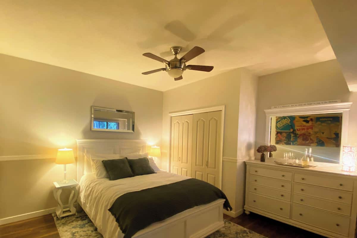 Suite Deluxe, patio | Ropa de cama de alta calidad, tabla de planchar con plancha, wifi gratis
