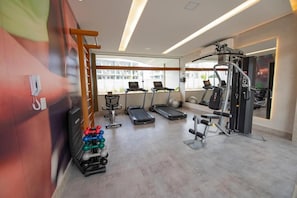 A modern gym with treadmills, exercise balls, and weight machines. - Mana Beach Experience By Aft (Ipojuca)