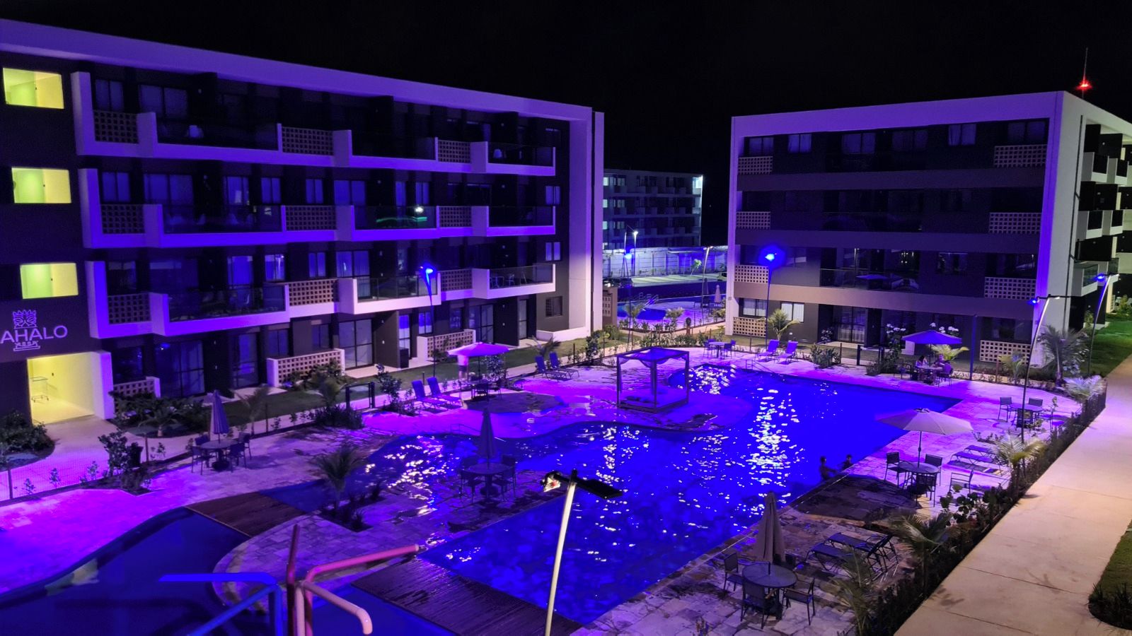 Un hôtel doté d’une piscine, d’un espace extérieur aménagé et d’une architecture moderne.