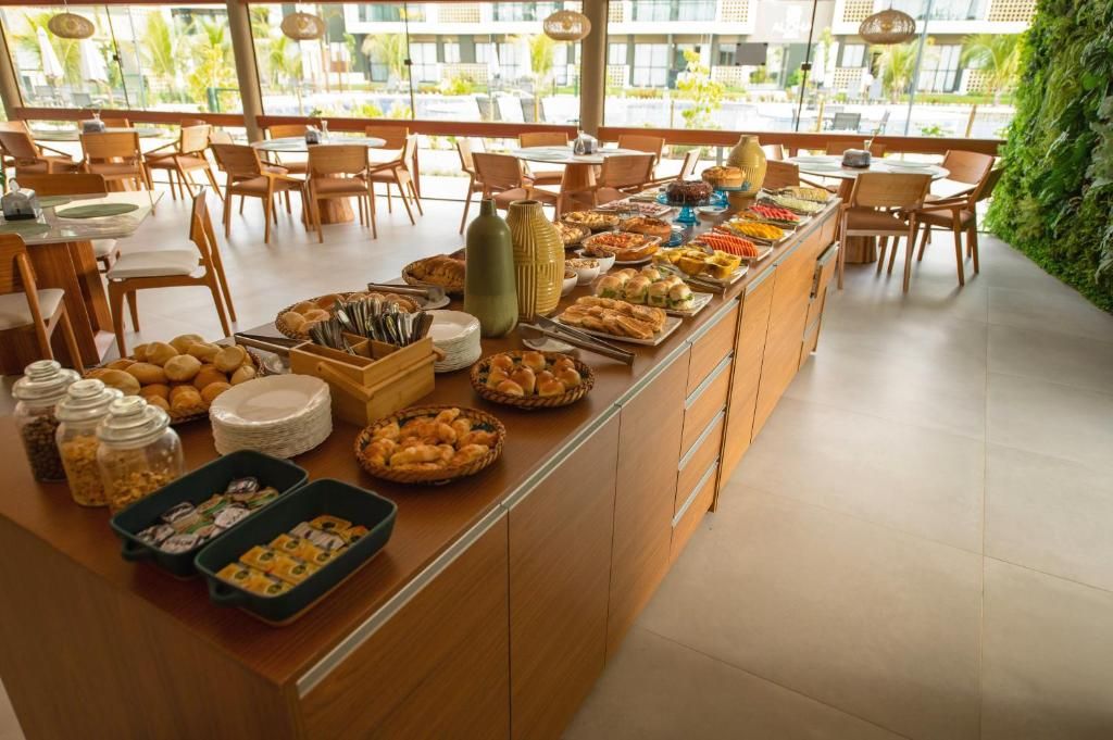 Un buffet proposant une variété de plats et d’ustensiles.