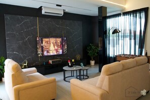 Een televisie en een open haard