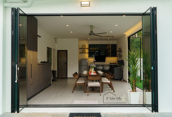 Outdoor dining - Light Luxury Villa with Pvt Pool & BBQ for 18pax Staycation in Melaka City. (Malacca)