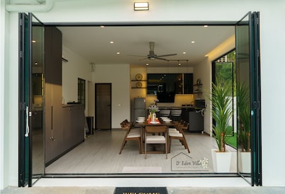 Light Luxury Villa with Pvt Pool & BBQ for 18pax Staycation in Melaka City.