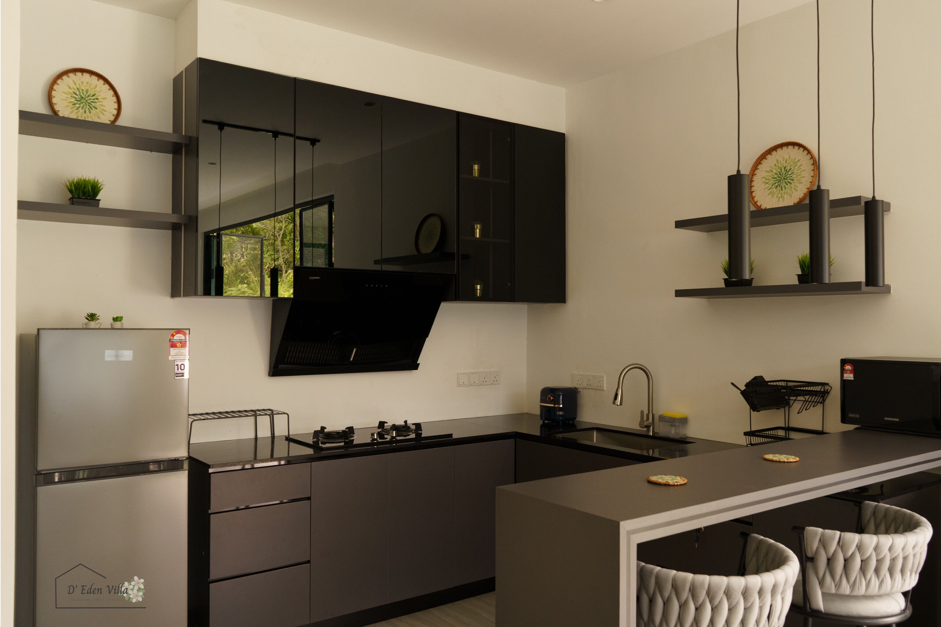 Een magnetron, een kookplaat