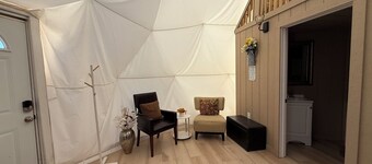 Loft style Geo-Dome in fabulous Austin with AC, Heat, Private Jacuzzi, & parking