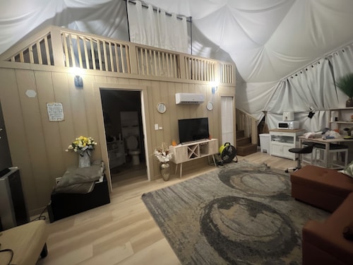 Loft style Geo-Dome in fabulous Austin with AC, Heat, Private Jacuzzi, & parking