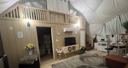 Loft style Geo-Dome in fabulous Austin with AC, Heat, Private Jacuzzi, & parking