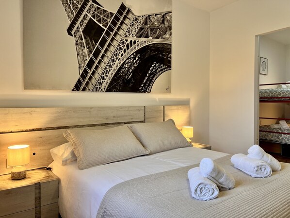 Bügeleisen/Bügelbrett, Reisekinderbett, kostenloses WLAN, Bettwäsche