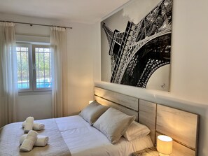 4 chambres, fer et planche à repasser, lit de bébé portatif