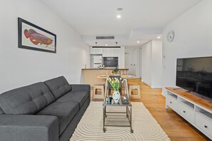 TV - Modern 3BR Apartment in Sunnybank |Pool&Gym Access (South Brisbane)